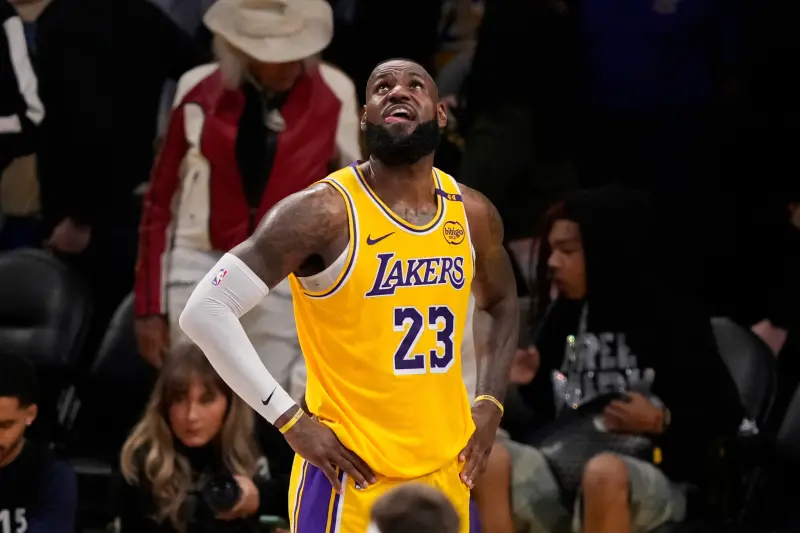 ▲洛杉磯湖人球星詹姆斯(LeBron James)在對戰暴龍的比賽中手感低迷，全場僅攻下8分。這不僅是他睽違17年來首度得分個位數，更讓他保持的連續1297場得分上雙歷史紀錄正式中斷。（圖／美聯社／達志影像）