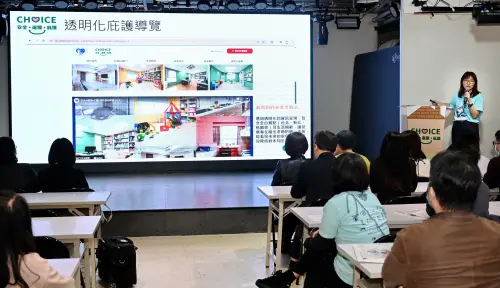 ▲天主教善牧基金會台北區主任郁佳霖說明「CHOICE 安全．選擇．庇護」平台有透明化庇護導覽，是網站三大亮點之一。