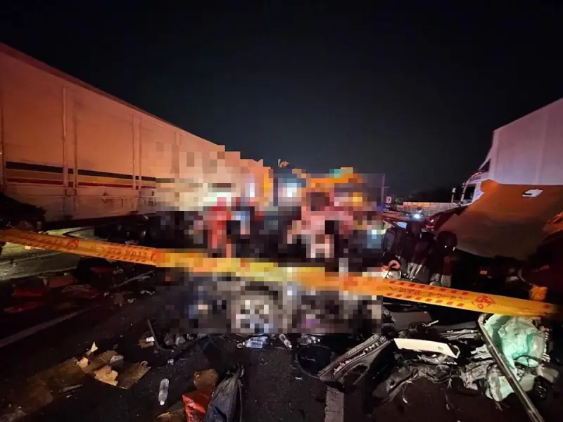 ▲國道1號南向170.2公里處4日發生重大車禍，造成1死9傷。（圖／民眾提供）