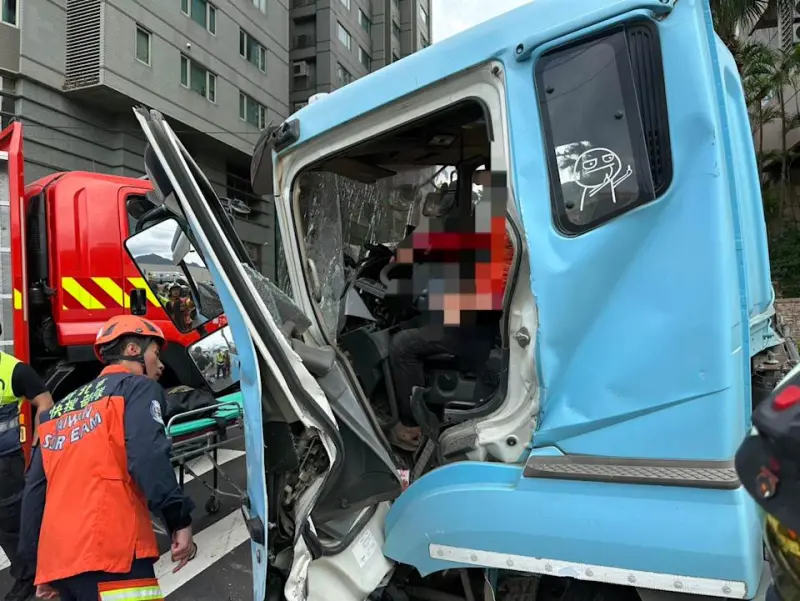 ▲新北市淡水區今（5日）傳出有水泥預拌車失控衝撞小客車。（圖／翻攝畫面）