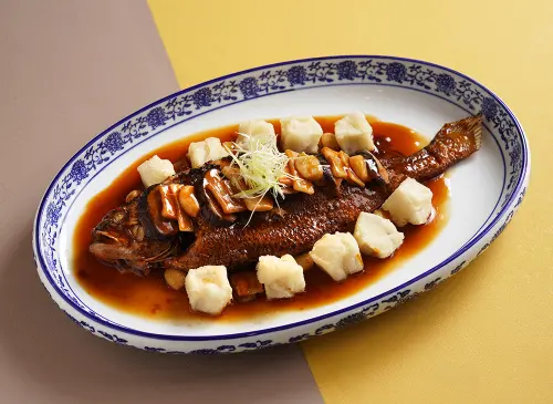 ▲台南遠東香格里拉飯店「醉月樓」推出冬季限定「江南灶香四品」，圖為「滬式年糕燒黃魚」。（圖／台南遠東香格里拉飯店提供sltn.fareasternhotel.com.tw/）