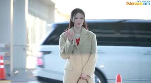 ▲舒華抵達仁川機場，準備前往高雄。（圖／翻攝自뉴스엔·Newsen YouTube）