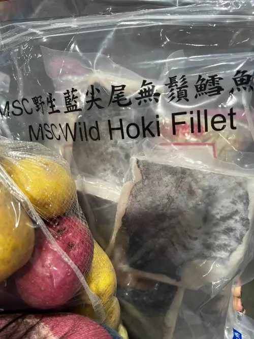 ▲網友分享好市多「藍尖尾無鬚鱈魚」一包約1.2公斤重、499元，有4-5塊魚排。（圖／Costco好市多 商品經驗老實說 臉書）