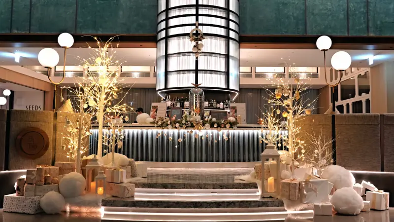 ▲高雄洲際酒店今年聖誕季呼應並延續「雪球」冬季主題，在館內多處打造節慶佈置。(高雄洲際酒店提供)