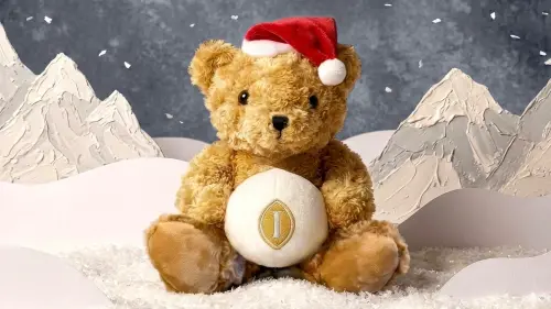 ▲2025年度「經典洲際泰迪熊」，首波亮相的「白金星願熊」以白色雪球與聖誕帽打造純淨暖心的節慶氛圍。(高雄洲際酒店提供)