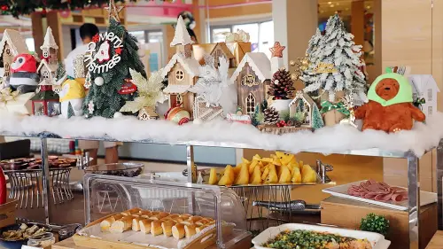 ▲Cozzi KITCHÉN餐廳「童話聖誕晚宴」，主廚以童話為主題設計菜色，包含糖果屋造型的甜點櫃等。(和逸飯店·台南西門館提供)