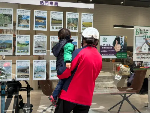 ▲隨著家庭人口增加導致空間不足，許多父母會積極關注房市資訊，尋求更合適的居住環境。圖為民眾看屋身影示意圖。（圖／記者徐銘穗攝）