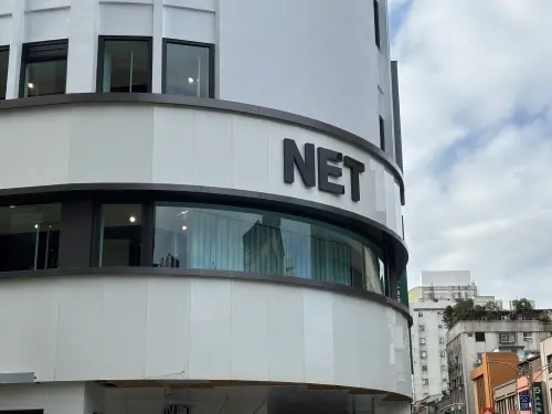 ▲NET,平價服飾,NET logo,三重NET,紅標3折（圖／記者徐銘穗攝）