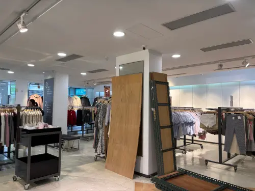 ▲NET,平價服飾,NET logo,三重NET,紅標3折（圖／記者徐銘穗攝）