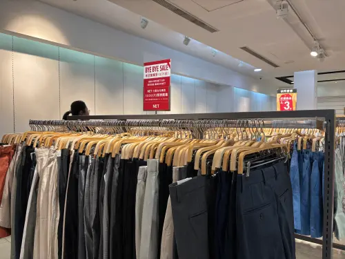 ▲NET,平價服飾,NET logo,三重NET,紅標3折（圖／記者徐銘穗攝）