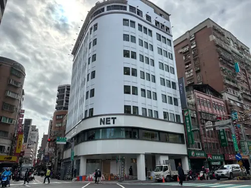 ▲NET,平價服飾,NET logo,三重NET,紅標3折（圖／記者徐銘穗攝）