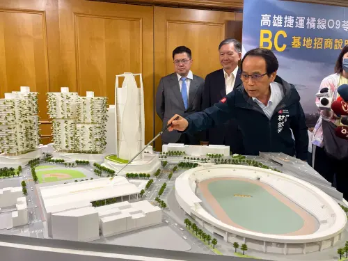 ▲市府參考紐約高架公園案例，將40年歷史的中正運動場，從原封閉式場所改造成開放式場域，保存部分看台，打造600公尺的環形高架市民散步道。（圖／高市府捷運局提供）