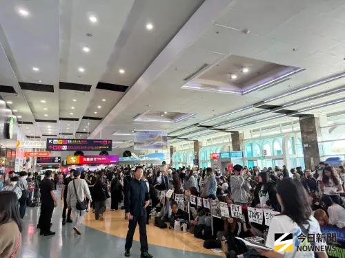 ▲AAA今年在台舉辦，3000多位粉絲為了追星，擠爆小港機場。（圖／記者陳雅蘭攝）