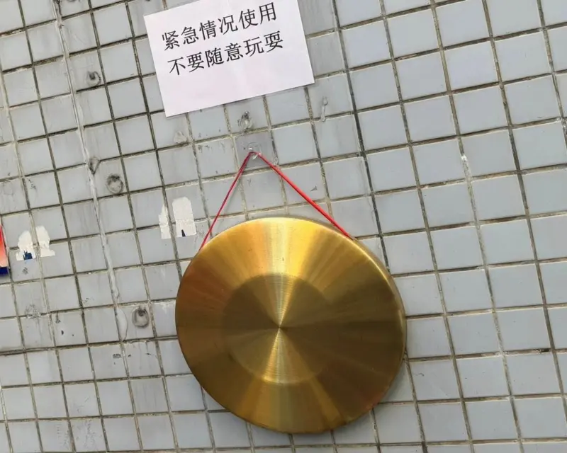 香港大火後有人推這物！網一看狂點頭：比起警鐘不響　寧願用手敲