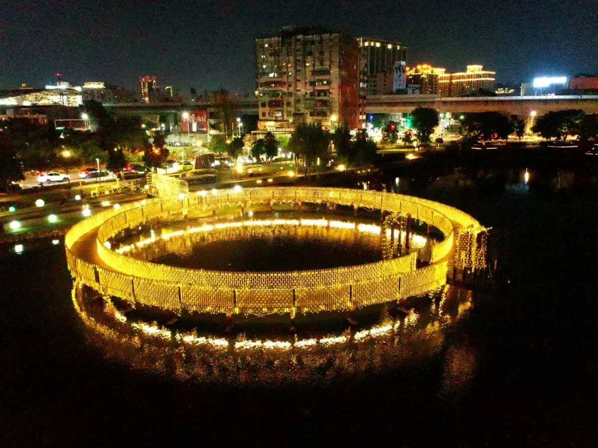 中市公園陸續點燈 冬季限定光廊浪漫登場