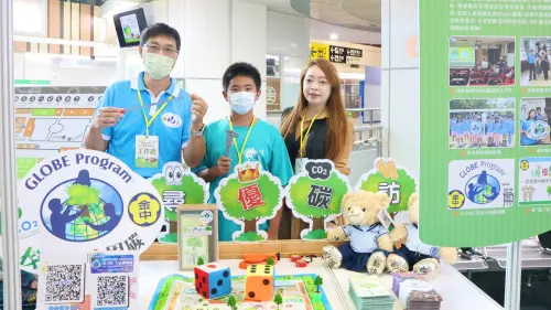 ▲成果展集結17個動態展攤及多所學校靜態成果，內容涵蓋減碳、能源轉型、資源循環、生物多樣性等主題。(高市府教育局提供)