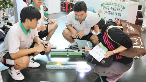 ▲成果展集結17個動態展攤及多所學校靜態成果，內容涵蓋減碳、能源轉型、資源循環、生物多樣性等主題。(高市府教育局提供)