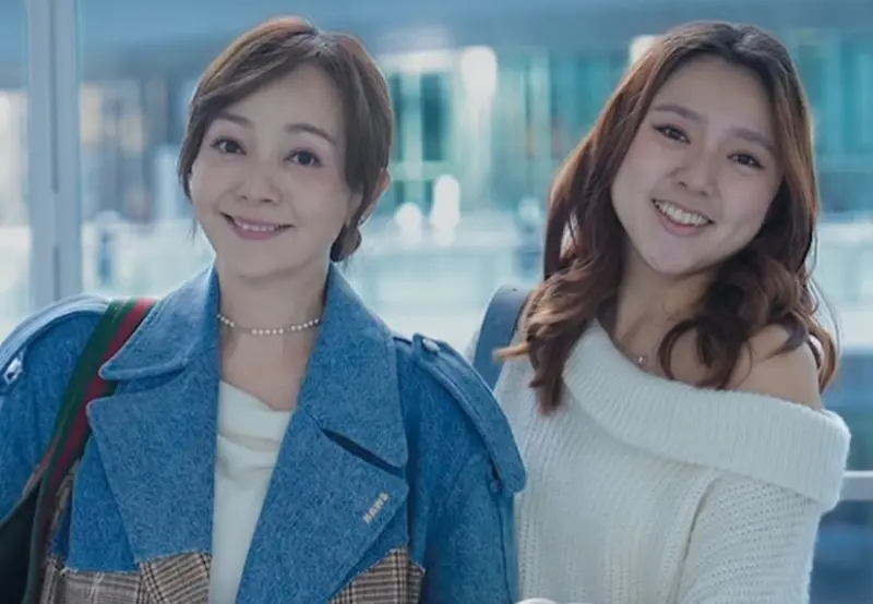 ▲季芹（左）愛女樂樂（右）日前迎來19歲生日，她與王仁甫為女兒進行馬拉松規格慶生，母女合照也曝光，樂樂酒窩神複製媽媽，粉絲忍不住大讚：「笑容好美」。（圖／季芹IG@chin_chin416）