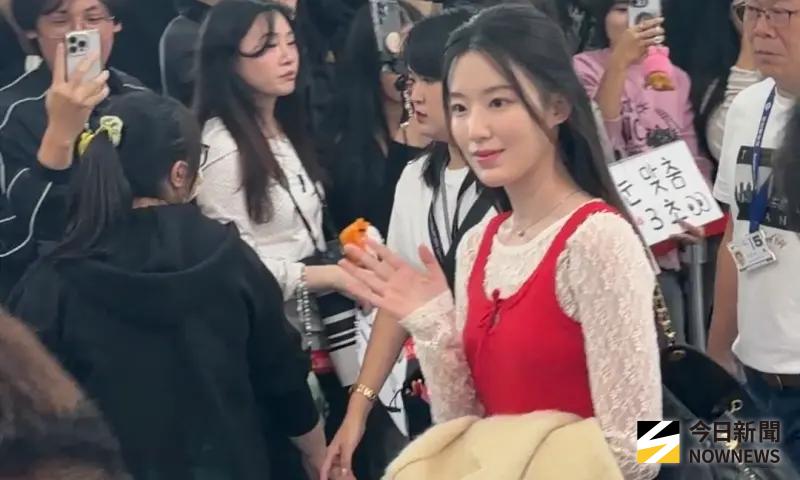 直擊／舒華回台參加AAA了！「IU前男友」李濬榮默默跟在後面比讚