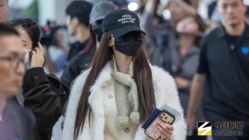 ▲IVE人氣成員張員瑛昨日抵台，今晚將盛裝擔任AAA主持人。（圖／記者陳雅蘭攝）