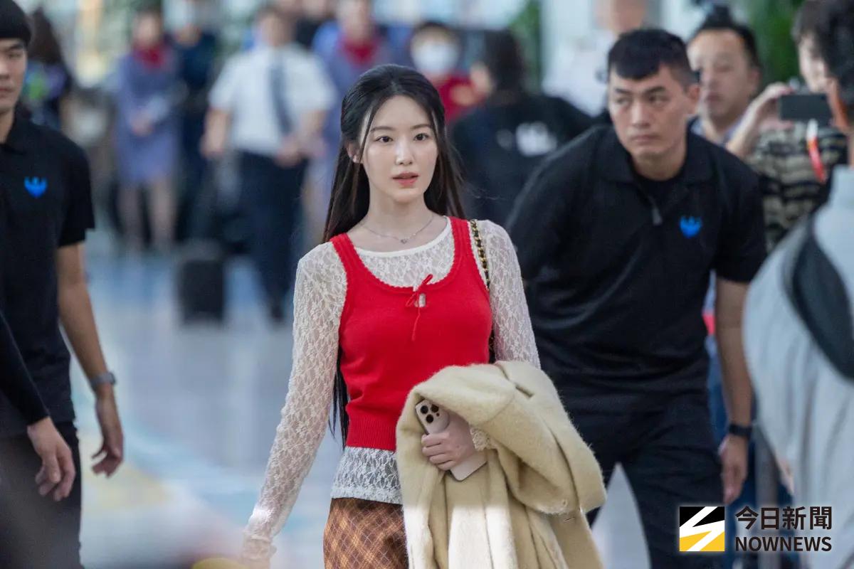 舒華來台出席AAA！被捕捉撞衫星巴克員工 粉絲嗨：上班Get到同款