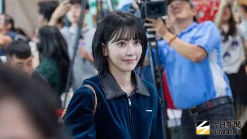 LE SSERAFIM抵台參加AAA！阿公突冒出要買SIM卡　接機畫面超反差
