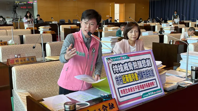 ▲陳俞融痛批市府不斷以《兒少法》推託,是怕影響盧秀燕形象。(圖/記者顏幸如攝,2025.12.05)