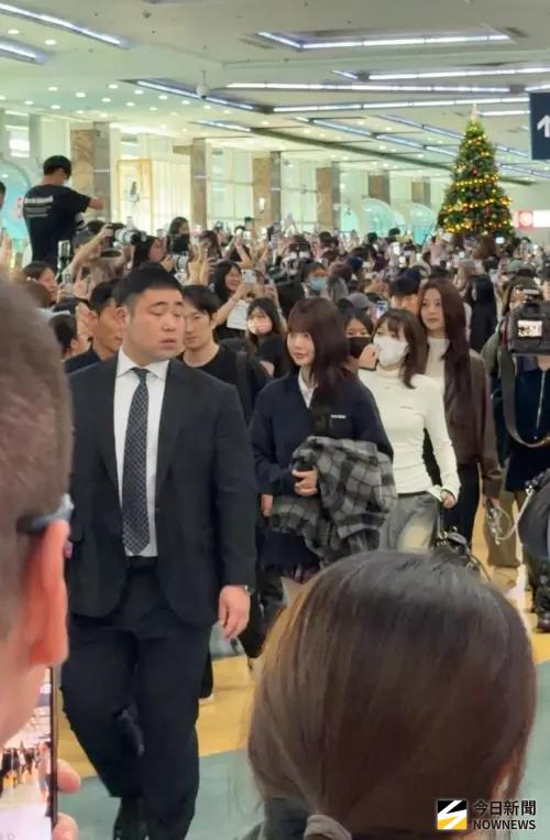 ▲LE SSERAFIM現身接機大廳時，突然有一批長輩遊客冒出來要買SIM卡，意外成了海景第一排近距離看藝人。（圖／記者陳雅蘭攝）