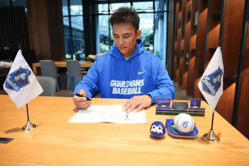 ▲▲林岱安正式加盟富邦悍將，雙方簽下一紙7年5600萬長約，悍將副領隊林威助稱讚林岱安為聯盟公認的頂尖捕手。（圖／富邦悍將提供）