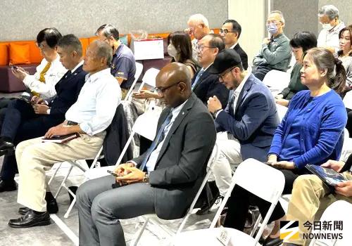 ▲台灣非洲經貿協會舉辦台灣與非洲經貿新契機論壇活動，前經濟部國際貿易局局長黃志鵬(前排右2)及奈及利亞駐台北商務辦事處代理處長雷利克斯(前排右1)與會。(圖／記者黃守作攝，2025.12.04)