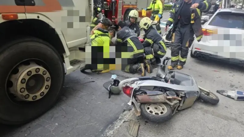 林口驚悚奪命車禍！7旬婦「剛騎出停車場10秒」慘被大貨車輾過亡