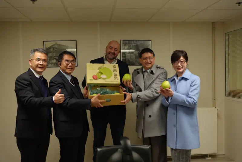 ▲ 黃偉哲與駐法代表處大使郝培芝前往世界級的 Rungis 批發市場拜會當地鮮果貿易商，提供鳳梨樣品試吃。（圖／南市府提供)