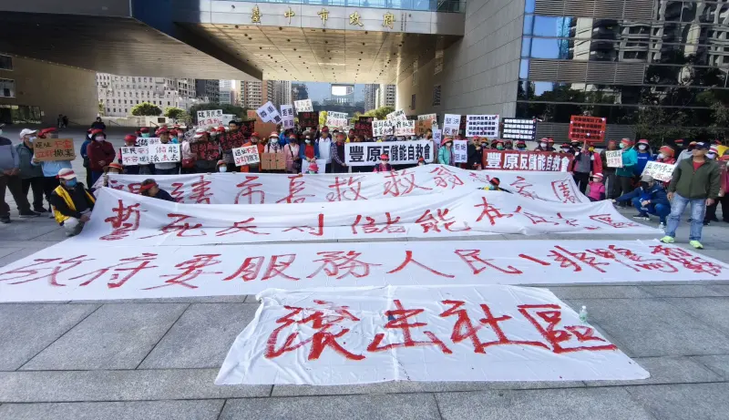 ▲上百名台中豐原反儲能自救會成員，舉著「市長救救翁社家園」的白布條，到市政府陳情。（圖／記者顏幸如攝，2025.12.05）