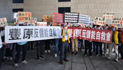 ▲上百名台中豐原翁社里民到市政府陳情，高喊「立即停工、全案撤回、儲能滾出去」。（圖／記者顏幸如攝，2025.12.05）