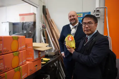 ▲ 黃偉哲與郝靜芝一起拜會通路商，提供鳳梨樣品試吃。（圖／南市府提供)