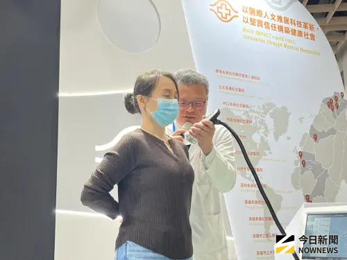 ▲為了提升準確性，醫師與研究團隊開發人工智慧機器學習，可預測體外震波療效及預後因素的AI模型。（圖／記者張乃文攝）