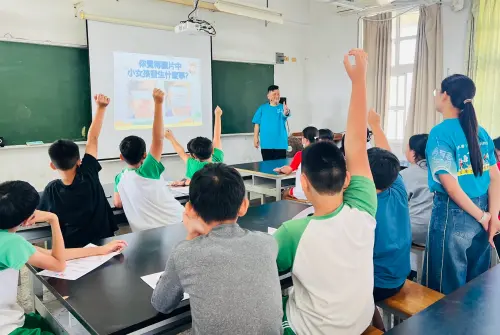 ▲富邦金控依據各學校需求提供客製化金融教育互動課程，學生踴躍舉手參與討論，展現學習熱情與對理財議題的關注