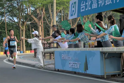 ▲富邦企業志工於田中馬拉松賽事補給站為選手加油，推動運動風氣並響應綠色永續的理念