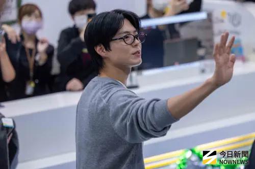 直擊IU朴寶劍一起抵達高雄！親民說謝謝　工作人員嚇呆：好有禮貌
