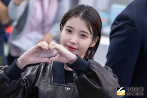 IU來高雄參加AAA！粉絲遞小泡芙她心痛拒絕　發文喊：愛台灣粉絲
