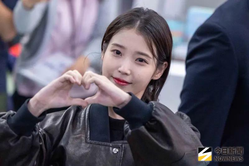 IU抵達高雄準備參加AAA！3000人接機吶喊　她放慢腳步照顧所有人