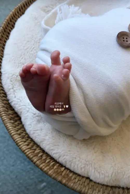 ▲酉奈在IG曬出女兒的小腳照片，直呼「世上最可愛。」（圖／＠yn_s_1230 IG）