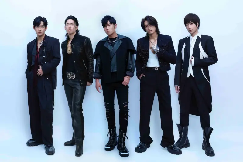 ▲踢掉朱孝天後，F4變F5，新歌〈恆星不忘Forever Forever〉由周杰倫（左3）以及五月天阿信（右1）操刀。（圖／相信音樂提供）