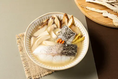 ▲萊爾富藥膳鱸魚湯（售價85元），使用溫補藥膳材料，口感溫潤，具有補氣健脾效果，適合追求養生的族群。（圖／萊爾富提供）