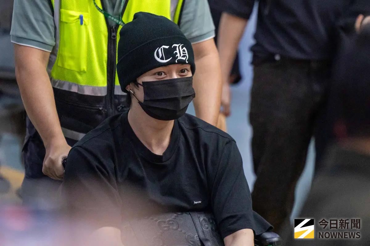 直擊Stray Kids抵台參加AAA！成員坐輪椅被推出來 粉絲心疼吶喊