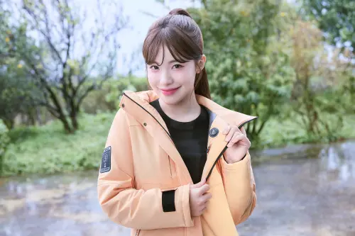 ▲ONE BOY 品牌好友李多慧 甜美詮釋全新「ONE BOY七合一衝鋒衣 2.0」（圖／品牌提供）