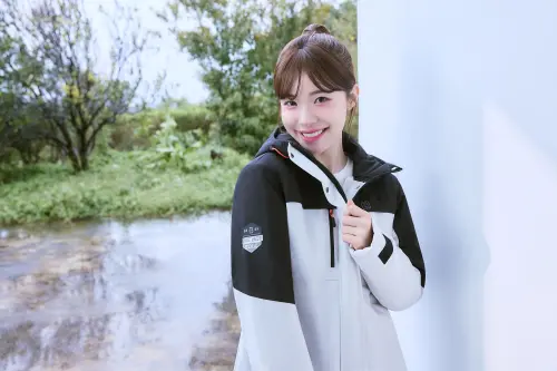 ▲體驗到「一按即熱」的黑科技，李多慧穿上 ONE BOY 衝鋒衣直呼：「我要！」（圖／品牌提供）