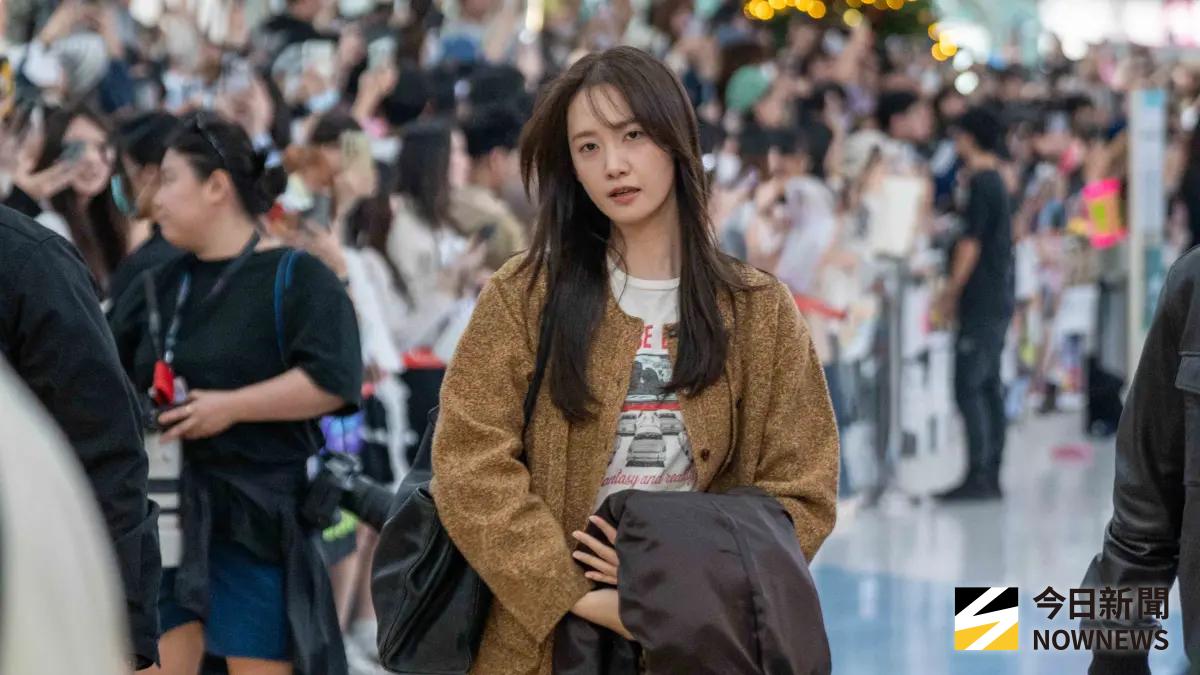 ▲AAA頒獎典禮出席藝人今天分成三批抵台，第二批為18組藝人，一前一後走進接機大廳，讓工作人員崩潰奔跑護送。圖為潤娥。（圖／記者陳雅蘭攝）