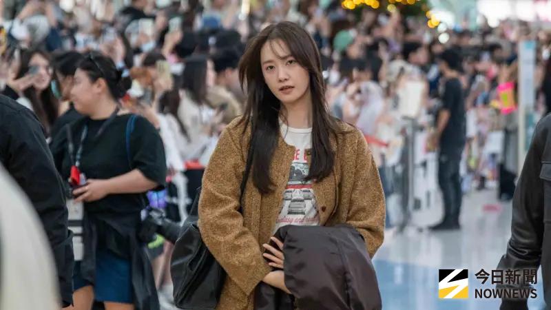 ▲AAA頒獎典禮出席藝人今天分成三批抵台，第二批為18組藝人，一前一後走進接機大廳，讓工作人員崩潰奔跑護送。圖為潤娥。（圖／記者陳雅蘭攝）