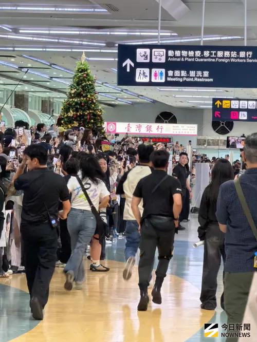 ▲AAA來台藝人同步抵台，保鑣接到崩潰奔跑。（圖／記者陳雅蘭攝）